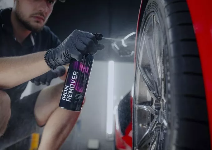 Detailer care aplică FX Protect Iron Remover pe janta unei mașini