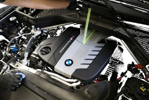 Aplicare Elite Detailer APC Hard pe compartiment motor – curățare profesională