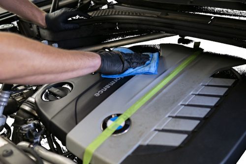 Ștergere compartiment motor cu Elite Detailer APC Hard – detailing eficient