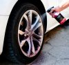 Aplicare soluție Deturner Bloody Wheels 5L pe jante auto pentru curățare eficientă