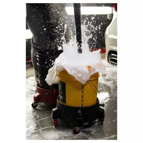 Aplicare șampon auto Apple Mint pe caroserie