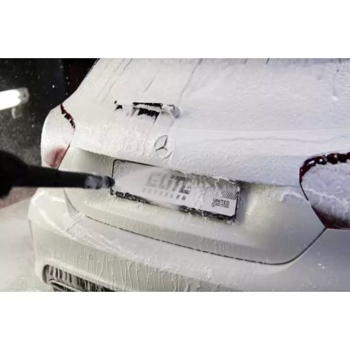 Spumă activă generată de șamponul Elite Detailer Apple Mint