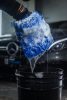 FX Protect UltraGlide – mănușă de spălat auto în acțiune cu apă și spumă