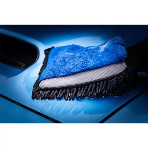 Mănușă Nuke Guys 3in1 folosită pentru curățarea suprafeței caroseriei auto