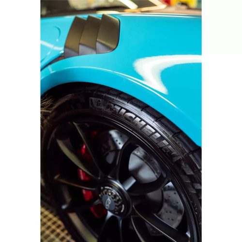 Aplicare Nuke Guys ReifenGel pe anvelopă cu aplicator burete