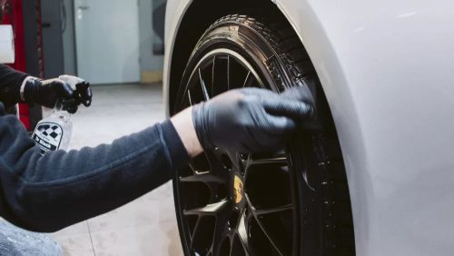 Aplicare spray ProElite Dr Black pe anvelopă – tratament lucios și uniform