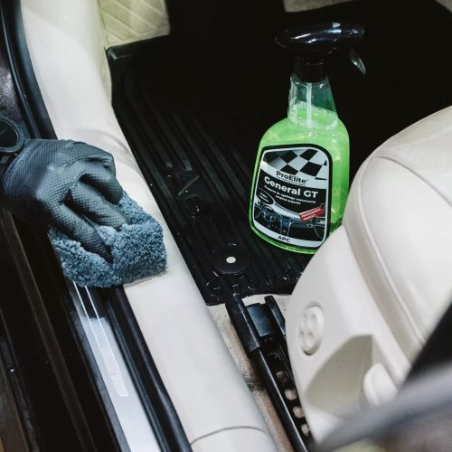 Detergent universal ProElite aplicat pe interior auto – tapițerie și plastic