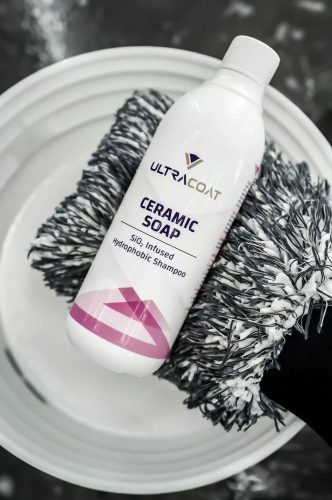 Aplicare șampon Elite Detailer pe burete – curățare caroserie cu spumă densă