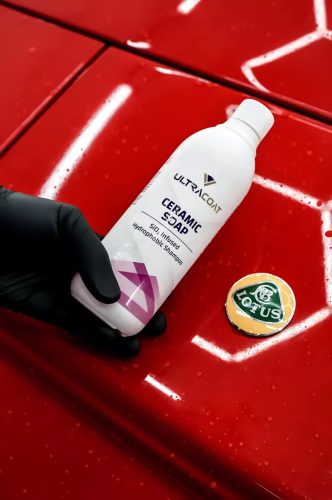 Șampon Elite Detailer aplicat pe caroserie roșie – luciu optic intens