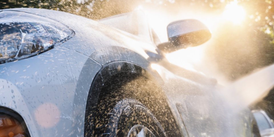 Tratament ceramic vs. ceară auto: care este alegerea potrivită pentru mașina ta?