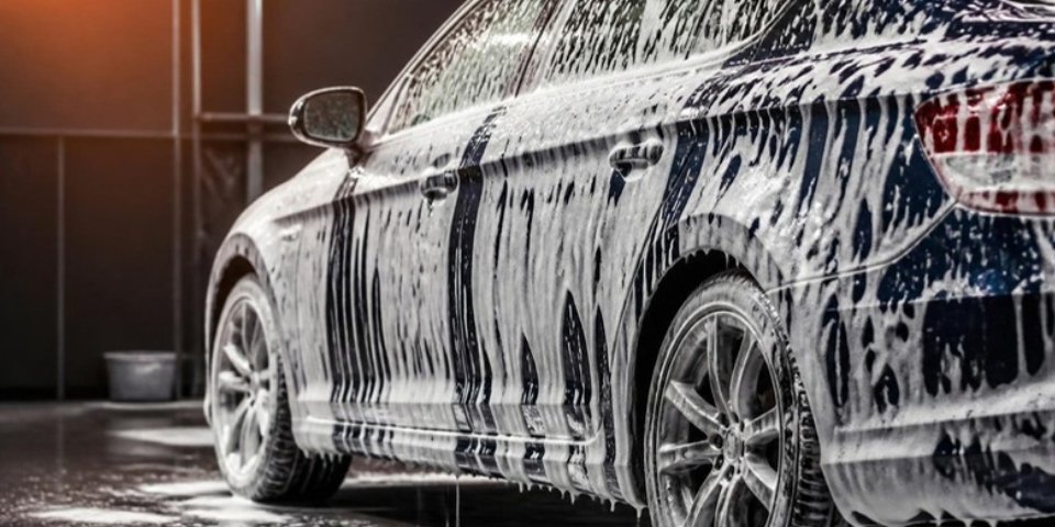 Cum să alegi cele mai bune produse pentru curățarea exterioară a mașinii tale