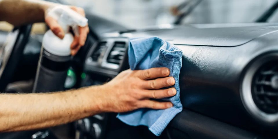 Cum să elimini mirosurile neplăcute din interiorul mașinii tale